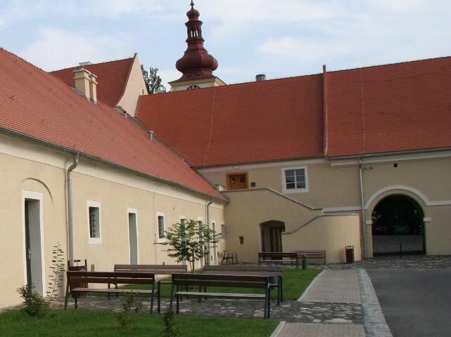 Část budovy M3 po rekonstrukci. Nyní tam sídlí Muzeum města Dobrovice.