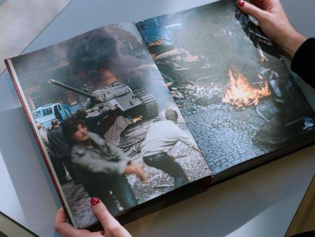 V knize jsou otištěné pouze dobové fotografie.