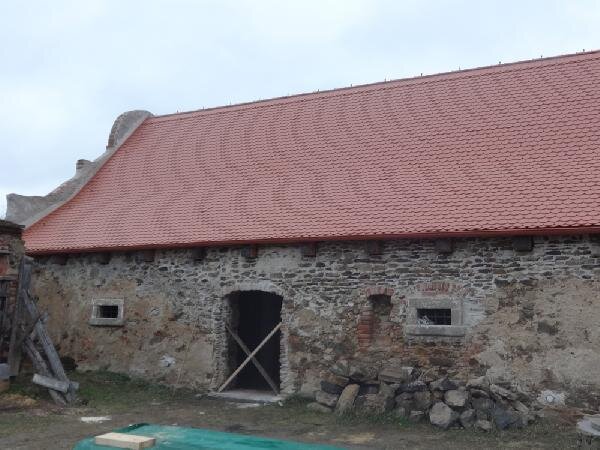 Nová střecha špejcharu na statku v Borotíně