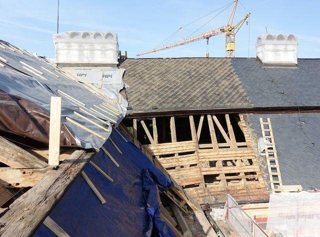 Již nevyhovující a nepůvodní břidlicová krytina byla odstraněna.