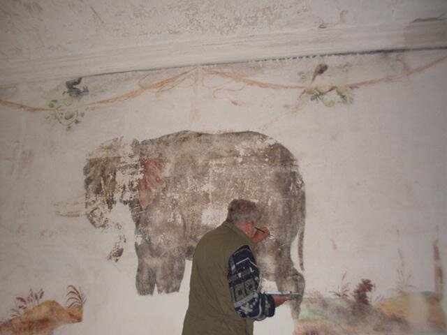 Práce restaurátora s malbou slona