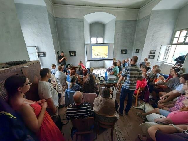 S Centrem medievistických studií organizují program historických přednášek. 