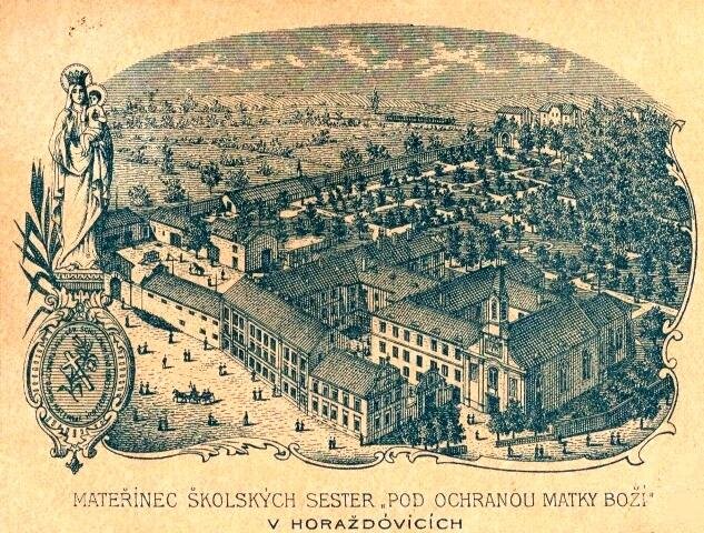 Pohlednice s klášterním komplexem mateřince se zahradami a hospodářským zázemím před rokem 1920