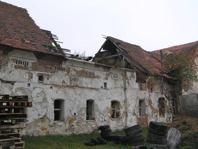 Detail poškození střechy hlavní hospodářské budovy před obnovou