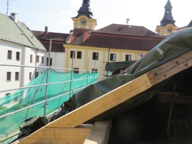 Hnilobou napadené trámy byly nahrazeny novými.