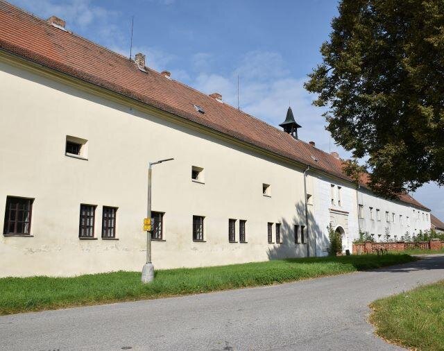 Hospodářský dvůr v Milenovicích