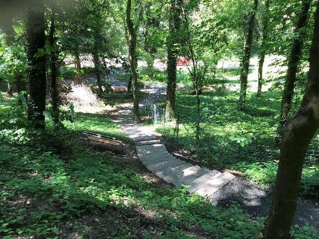 Park byl vybaven i novým mobiliářem, lavičkami a odpadkovými koši.