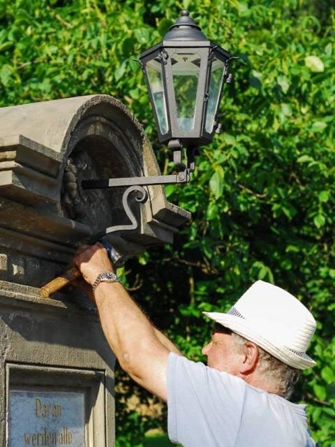 Instalace nové kovové lucerny