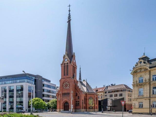 Celkový pohled na Červený kostel s okolní zástavbou