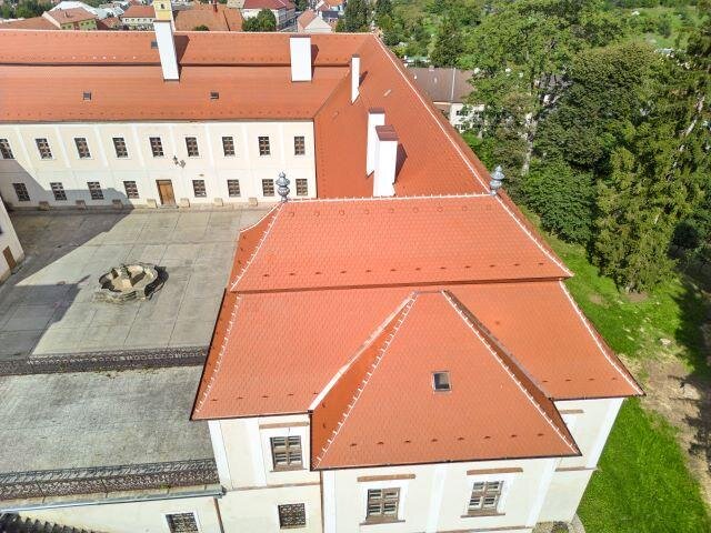 Pohled přes střechy na nádvoří zámku