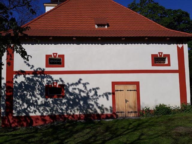 Ve farní zahradě v Radomyšli jsme nahlédli do prostor budoucího muzea, které vznikne v původním hospodářském objektu. Bude zaměřeno na historii obce a působení řádu maltézských rytířů.