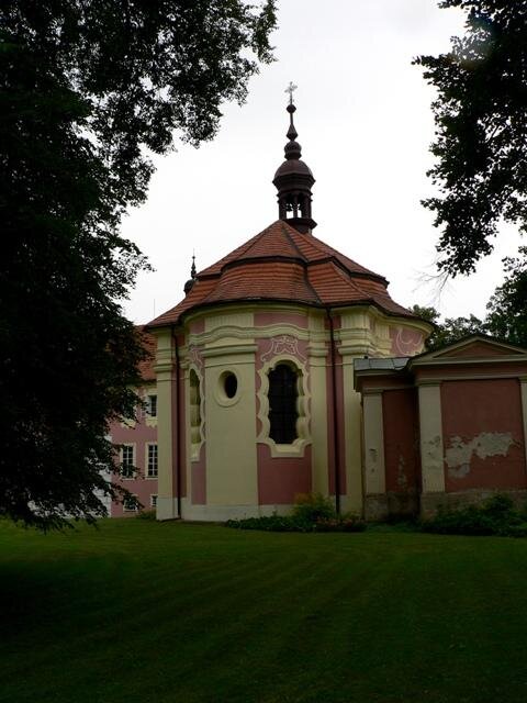 Kaple sv. Anny ukrývá nástropní fresku a oltářní obraz připisovaný Petru Brandlovi z poloviny 18. století.