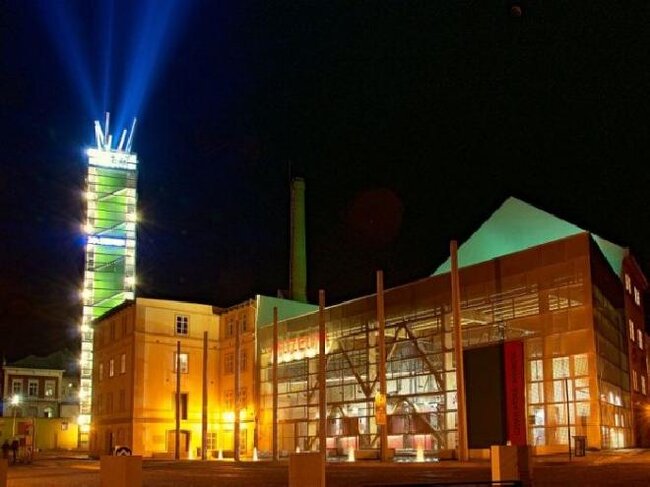 Pohled na nasvícený Chmelový maják a Chmelařské muzeum