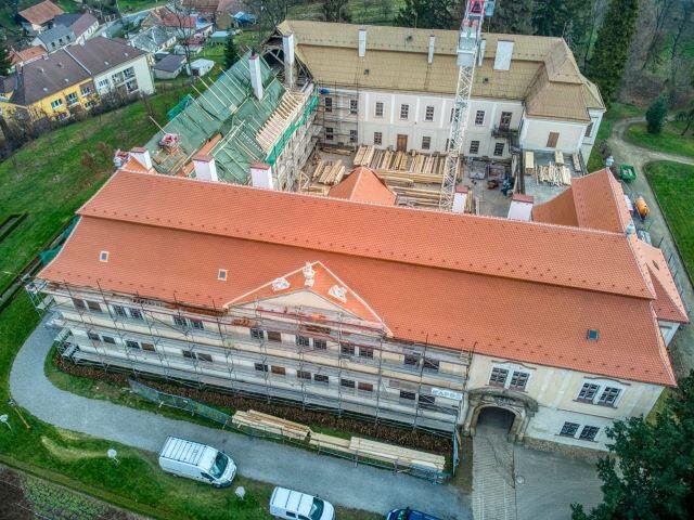 Z průběhu rekonstrukce, kde je na jednom z křídel zámku ještě plechová krytina.