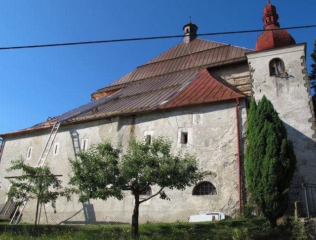 Středověký kostel sv. Anny během výměny střešní krytiny
