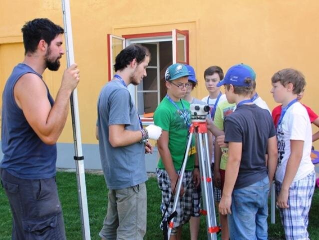 Během workshopu o archeologii si děti vyzkoušely i práci s nivelačním přístrojem.