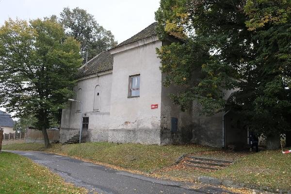Bývalá synagoga byla postavena v letech 1821–1823 a užívána do roku 1938.