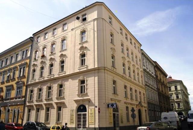 U bytového domu ve Staropramenné ulici v Praze byla osazena zcela obyčejná špaletová okna bez jakéhokoliv zdobení. Vše kompenzují zdobené fasádní lemy.