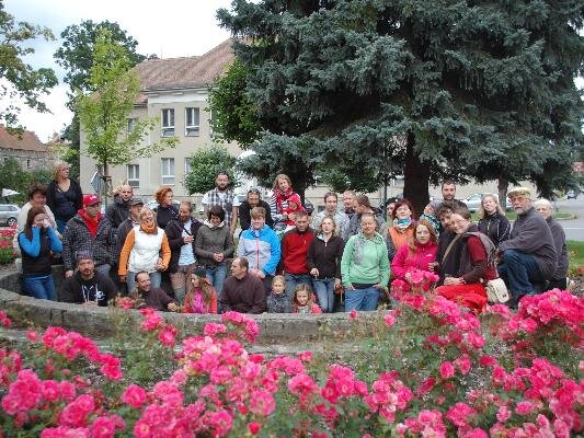 Účastníci Slámování na společné fotografii