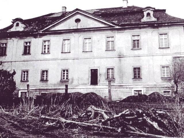 Zámek Domousnice na snímku z roku 1970