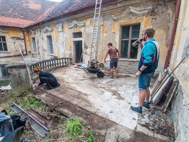 Srpnová brigáda přilákala řadu dobrovolníků.