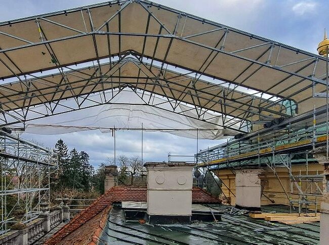Pohled pod provizorní střechu nad zámeckou budovou