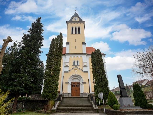 Pohled na charakteristickou kostelní věž