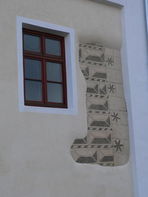 Na severní straně zámku zůstal jen fragment původních sgrafit.