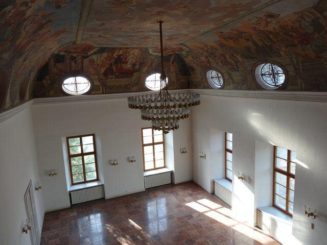 Barokní sál s nástropní freskou je nejzachovalejší částí zámku.