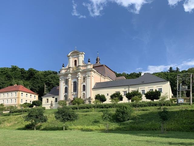 Samotné monumentální průčelí připomíná architekturu vrcholného baroka.