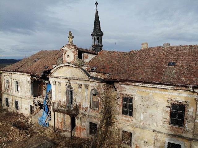 Zámek se nachází v severozápadní části vsi nedaleko kostela. 