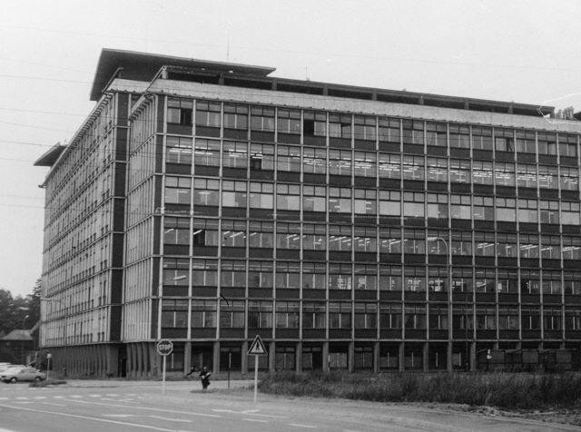 Výstavba nových prostor pro Teslu u Zámečku v Černé za Bory realizovaná Průmstavem Pardubice v roce 1979