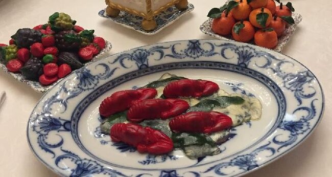 Marcipánoví raci ve sladké želatině – další kulinářský vtip inspirovaný 18. stoletím.