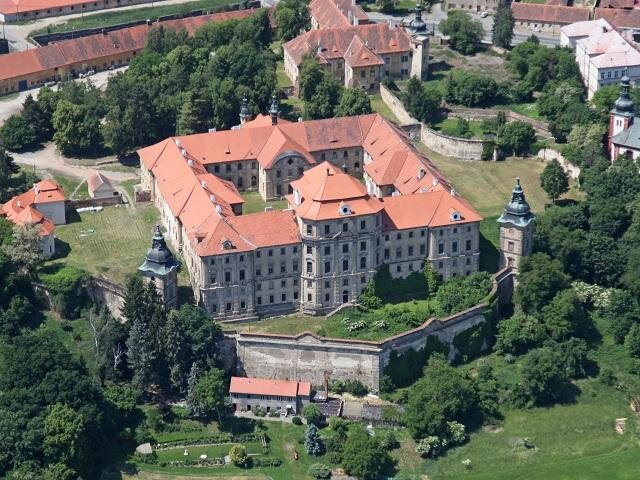 Letecký pohled na areál kláštera