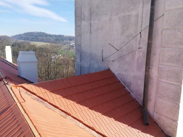 Napojení střechy u věže
