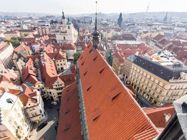 Pohled na střechu hlavní lodi Týnského chrámu z ptačí perspektivy