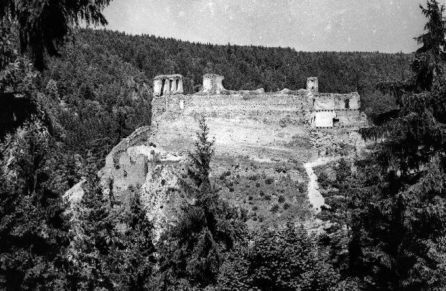 Hrad Dívčí Kámen měl být na ostrově, 1982.