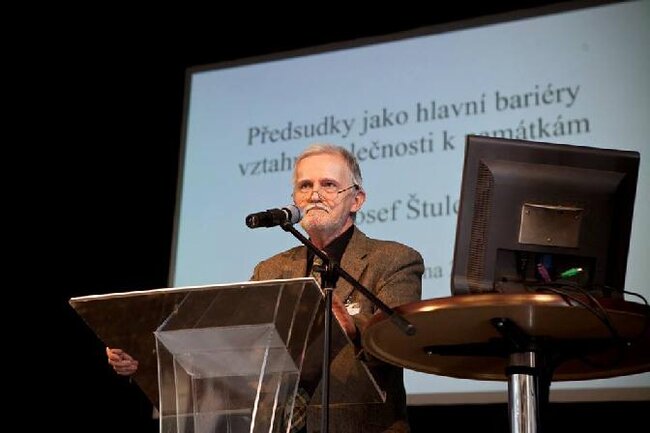 Přednášku o předsudcích jako hlavní bariéře vztahu společnosti k památkám pronesl docent Josef Štulc z Českého národního komitétu ICOMOS.