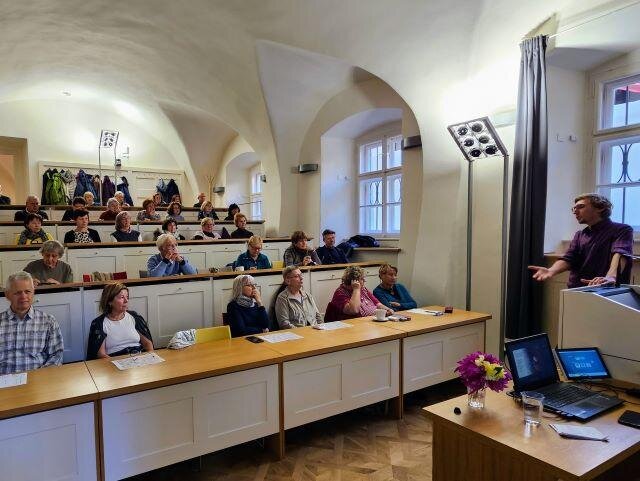 Účastníci se během kurzu seznamují se základními pojmy a terminologií oboru památkové péče.