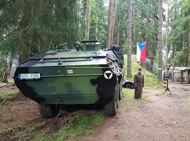 Při komentovaných prohlídkách a zvláštních akcích je k vidění i vojenská technika.