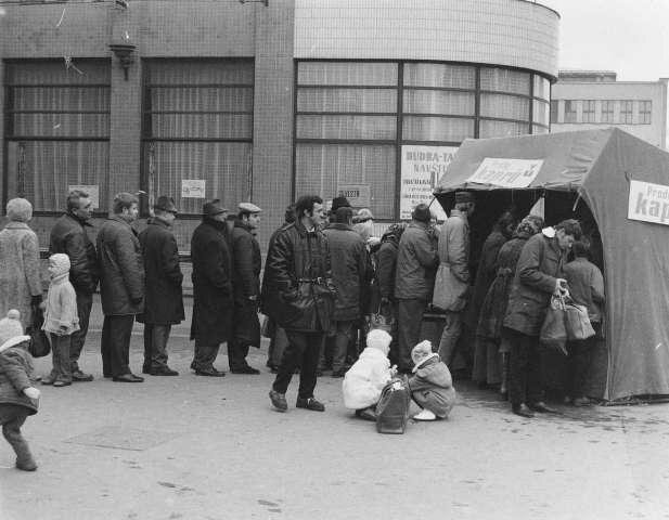 Prodej kaprů vedle Grandu v roce 1973