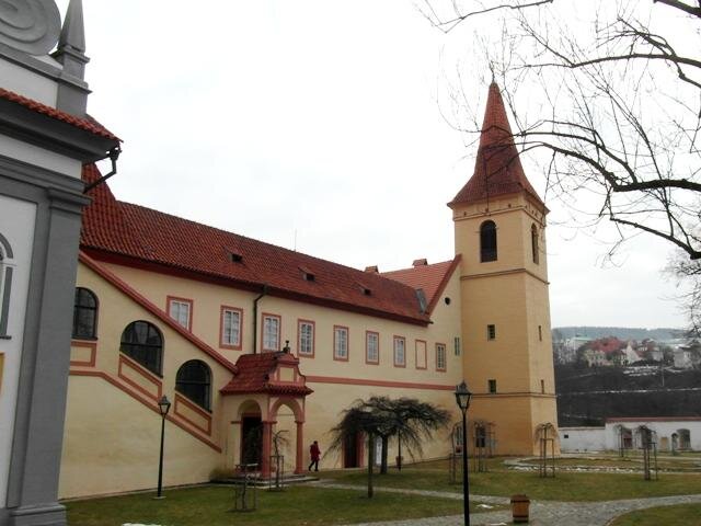 V klášteře minoritů jsme obdivovali gotickou klenbu křížové chodby, cyklus lunet s výjevy ze života sv. Františka z Assisi či kapli sv. Wolfganga s nástěnnými malbami.
