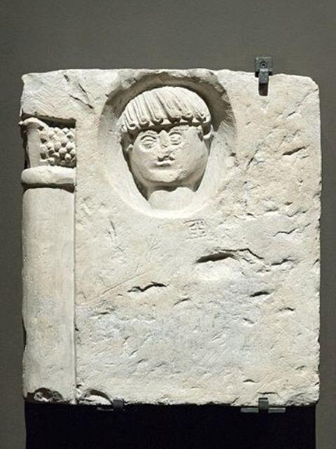 Při archeologických vykopávkách v lokalitě kláštera byla nalezena opuková deska s hlavou muže.