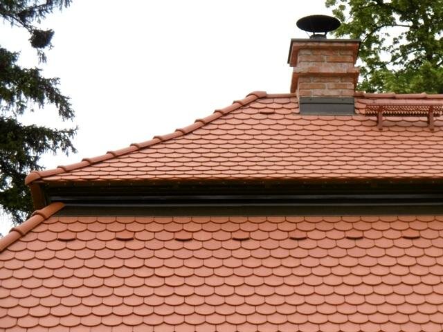 Novou střechu kryjí bobrovky a hřebenáče od společnosti Tondach.