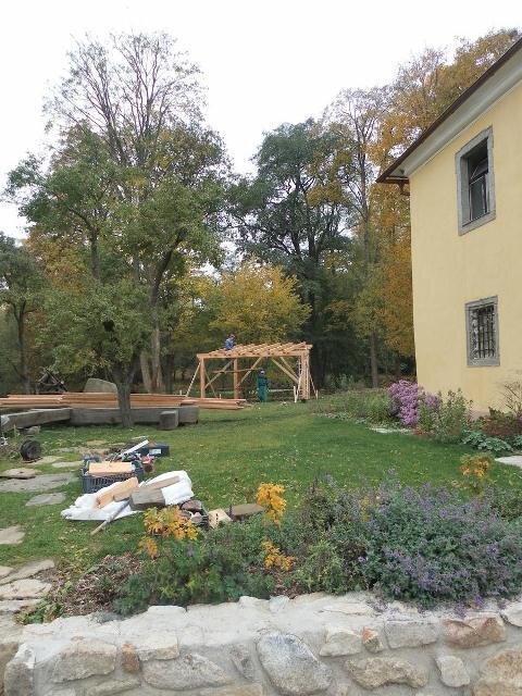 Stavba altánu 22. října 2012 | Autor: Okrašlovací spolek pro Nadějkov a okolí | Licence: Všechna práva vyhrazena
