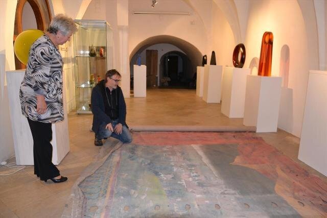 Předat oponu kastelánu Marku Hanzlíkovi přijela do havlíčkobrodského muzea radní kraje Marie Kružíková.