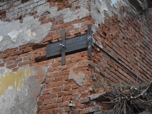 Detail dodatečného svázání konstrukce ocelovými táhly