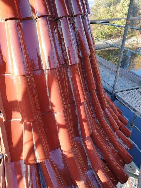 Detail jedné z obnovených střech