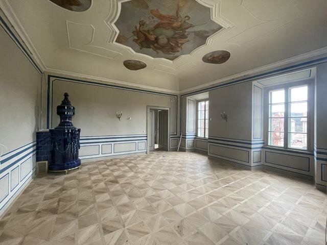 Opravená stropní freska, renovace kachlových kamen v rohovém salónu