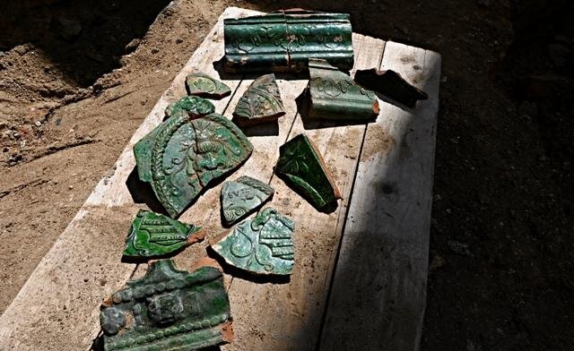 Zlomky zeleně glazovaných barokních kachlů z roku 1663